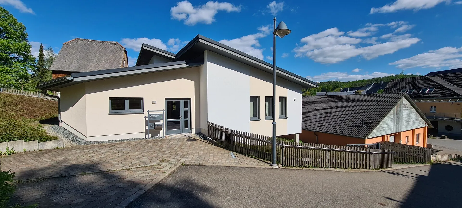 Gebäude der Landeskirchlichen Gemeinschaft Hartenstein an einem sonnigen Tag